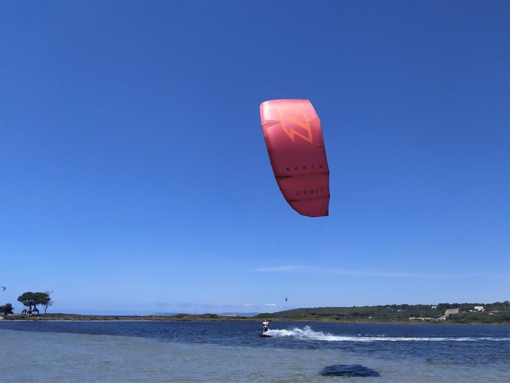 Kitesurfen in Punta Trettu auf Sardinien, dem besten Kite-Spot mit flachem und flachem Wasser