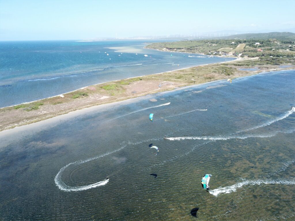 Punta Trettu, der beste Kite-Spot mit flachem Wasser, perfekt zum Kitesurfen